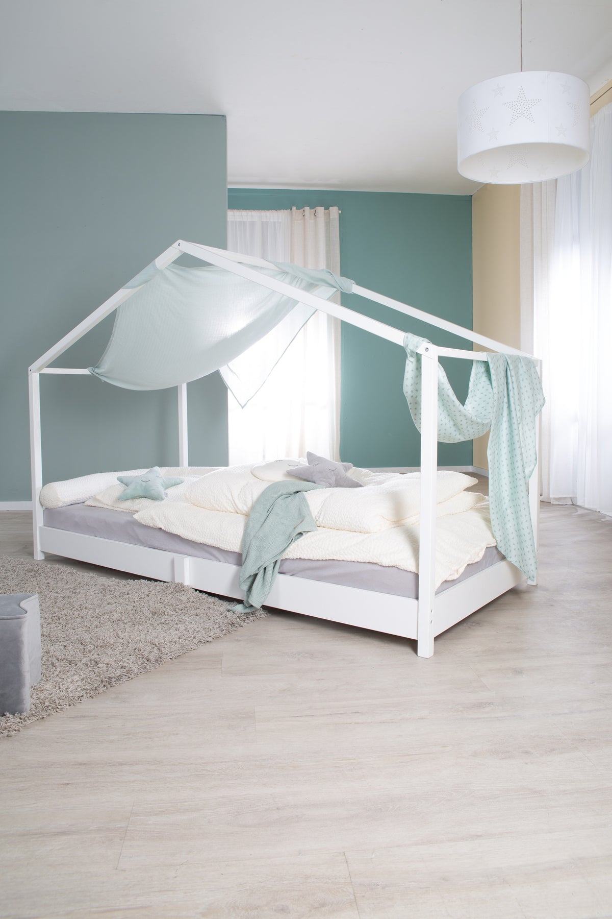 Vorschaubild Kollektion Bodenbetten - Hausbett im Milieu, weiß lackiertes Holz, Dekoration mit Textilien in Silbergrau & Frosty Green