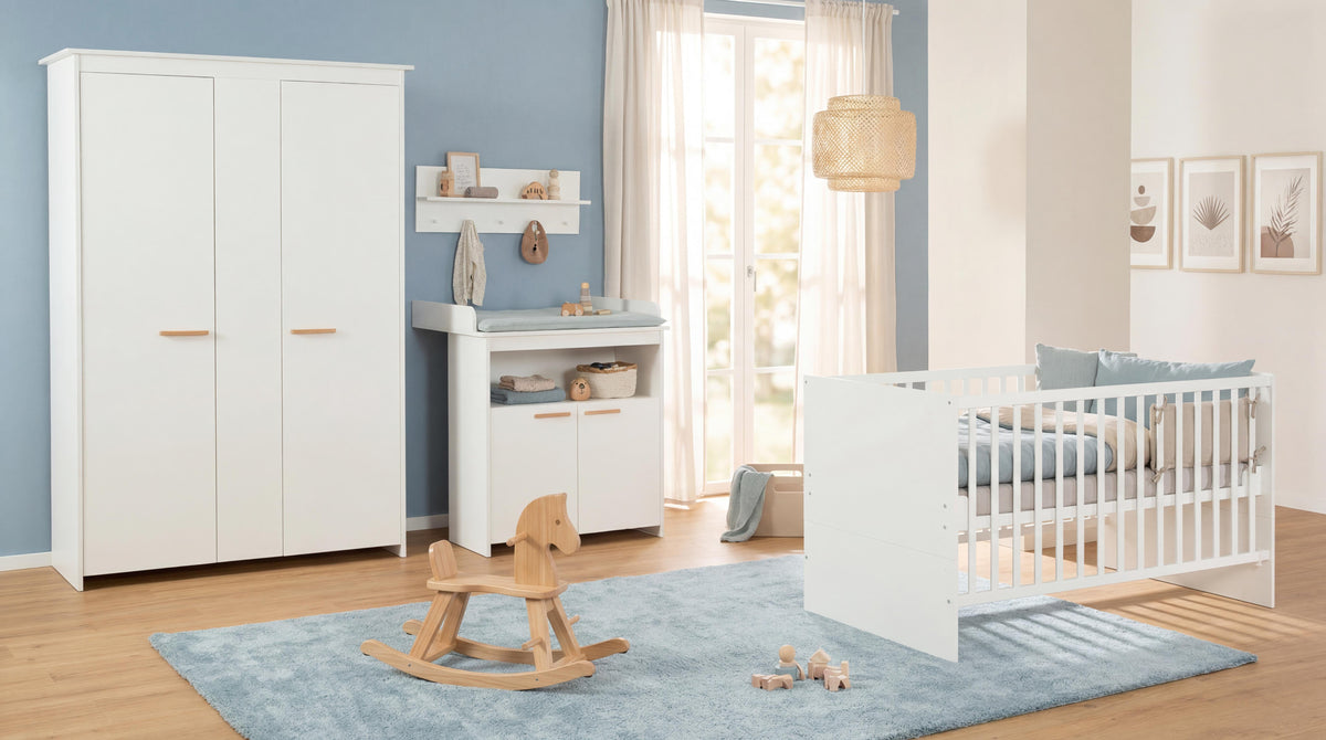 Vorschaubild Möbelkollektion Anton im Milieu, 3-teiliges Set mit Kombi-Kinderbett, Wickelkommode 2-türig und Kleiderschrank, Weiß / Griffe aus Buche