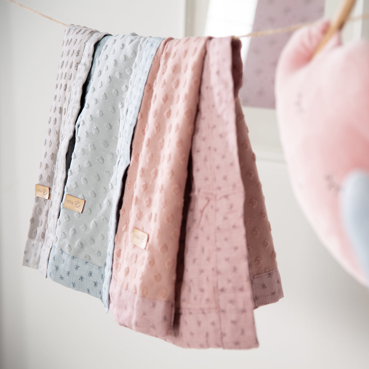 Babydecke in grau und rosa mit Motiv Miffy