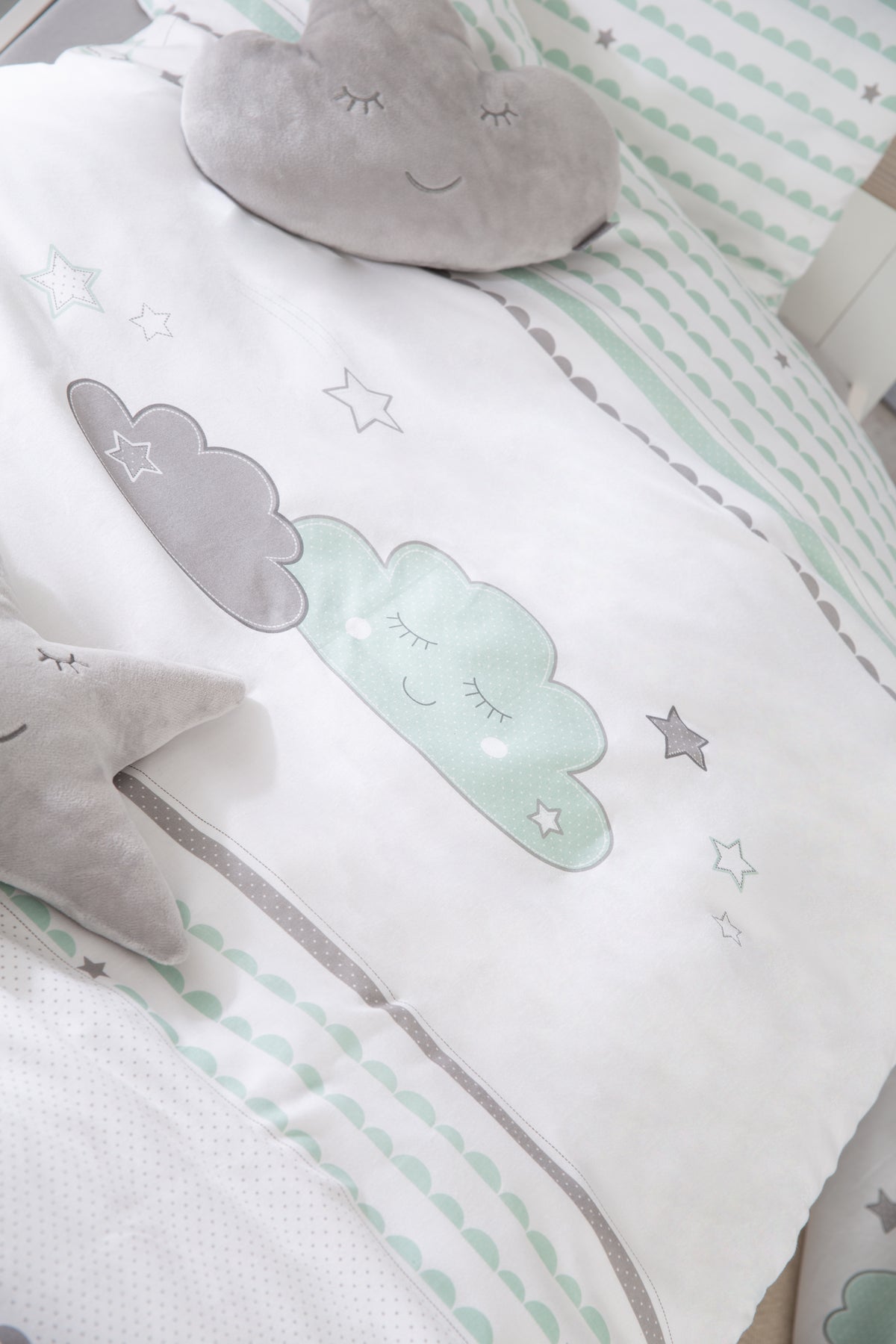 Vorschaubild Textil-Kollektion Happy Cloud mit Detailaufnahme von Bettwäsche in Weiß, Hellgrau und Mintgrün mit Wolken-Motiv