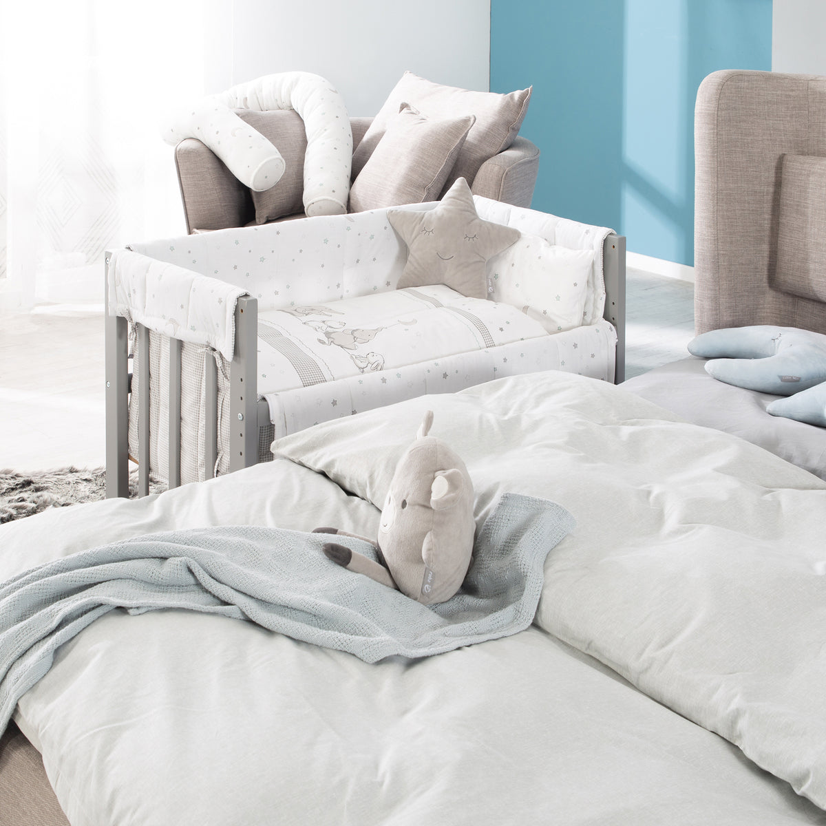 Vorschaubild Kollektion Sternenzauber - Beistellbett in Taupe mit Textilien im Stern-Design - Weiß / Hellgrau