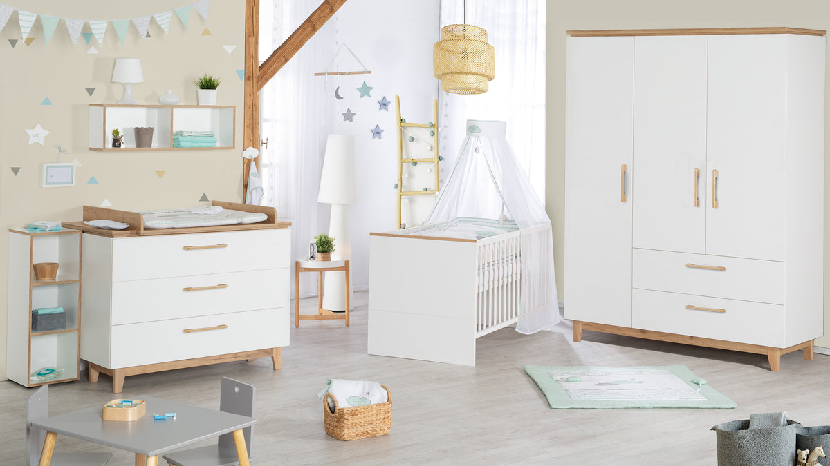 Vorschaubild Möbelkollektion Finn in Weiß / Goldeiche - Kinderzimmerset 3-teilig im Milieu mit Babybett, Wickelkommode und Kleiderschrank