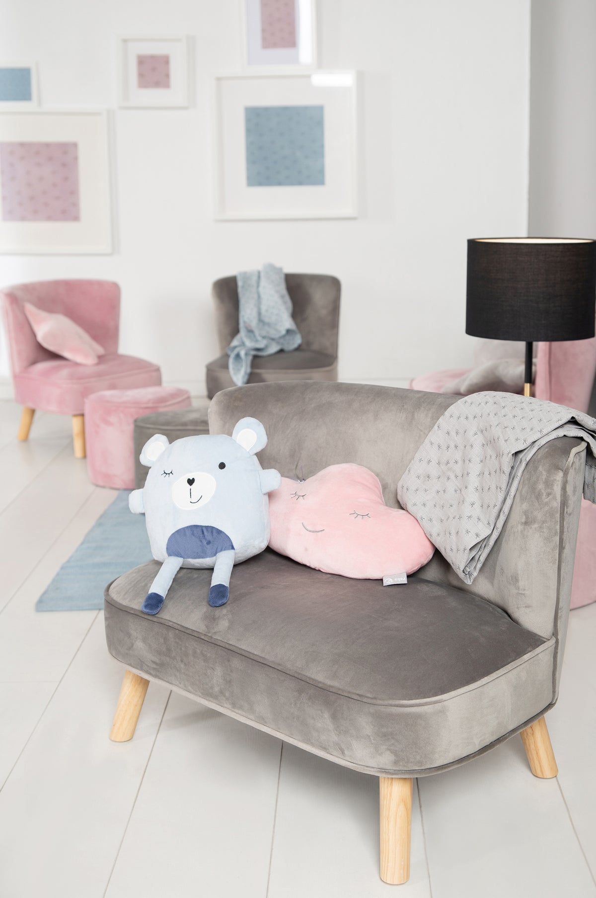 Sofas für Kinder in Samt in der Farbe rosa oder hellblau