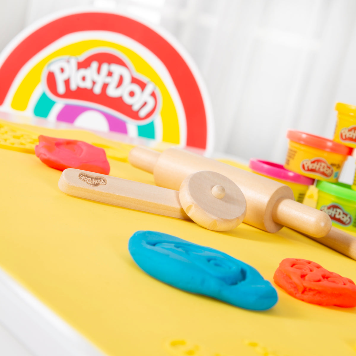 Vorschaubild Lizenz-Kollektion roba x Play-Doh - Spielmatte und Knete sowie Kindersitzgruppe mit Play-Doh-Print