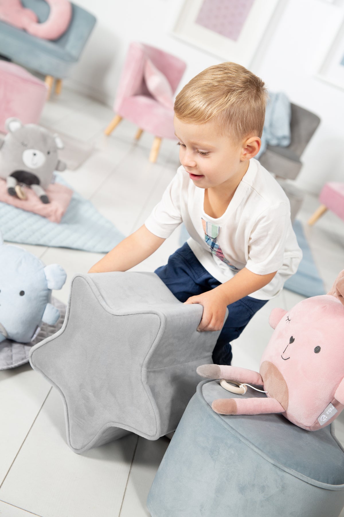 Kinderhocker in der Farbe grau aus Samt-Stoff
