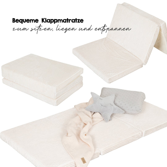 Reisebettmatratze in Beige zusammengefaltet, aufgeklappt und ausgelegt, Schriftzug 'Bequeme Klappmatratze zum Sitzen, Liegen und Entspannen'.