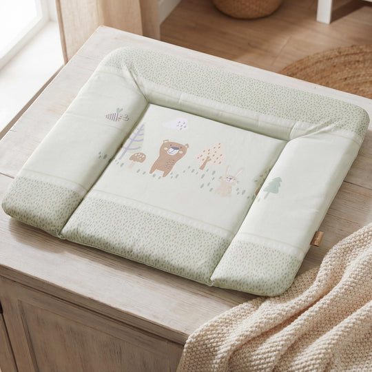 Matelas à langer 'Woodland Buddies' - 85 x 75 cm - Revêtu de PU - Vert pastel – Photo d'ambiance (2/9)