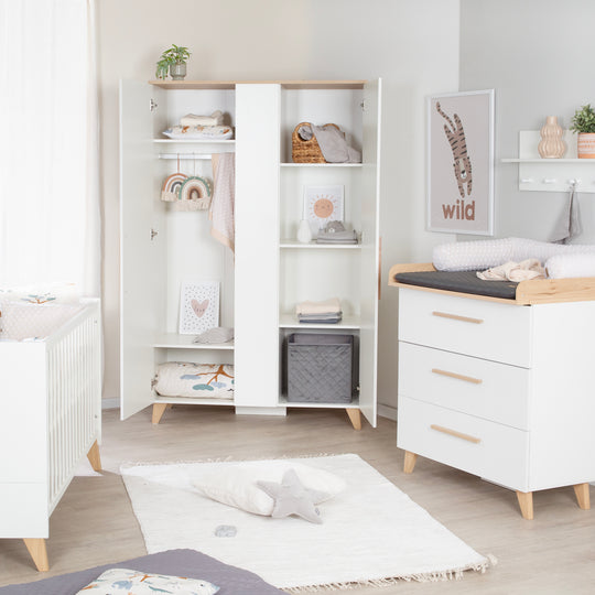 Room Set 'Leon' 3-Piece - Convertible Cot Bed 70x140 + Chest of Drawers + Cabinet 2,5-Door - White / Oak – Lifestyle Image (15/27)