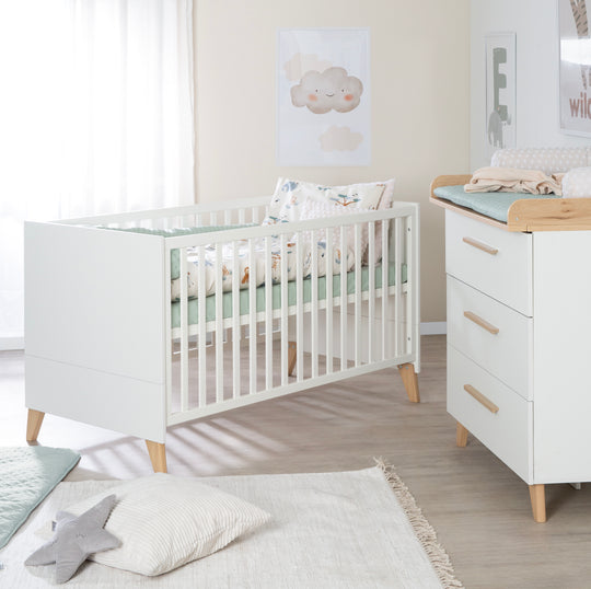 Room Set 'Leon' 3-Piece - Convertible Cot Bed 70x140 + Chest of Drawers + Cabinet 2,5-Door - White / Oak – Lifestyle Image (4/27)