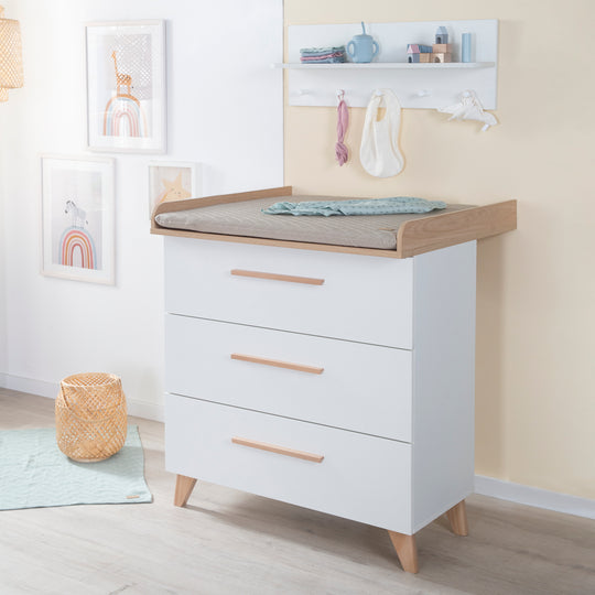 Room Set 'Leon' 3-Piece - Convertible Cot Bed 70x140 + Chest of Drawers + Cabinet 2,5-Door - White / Oak – Lifestyle Image (6/27)