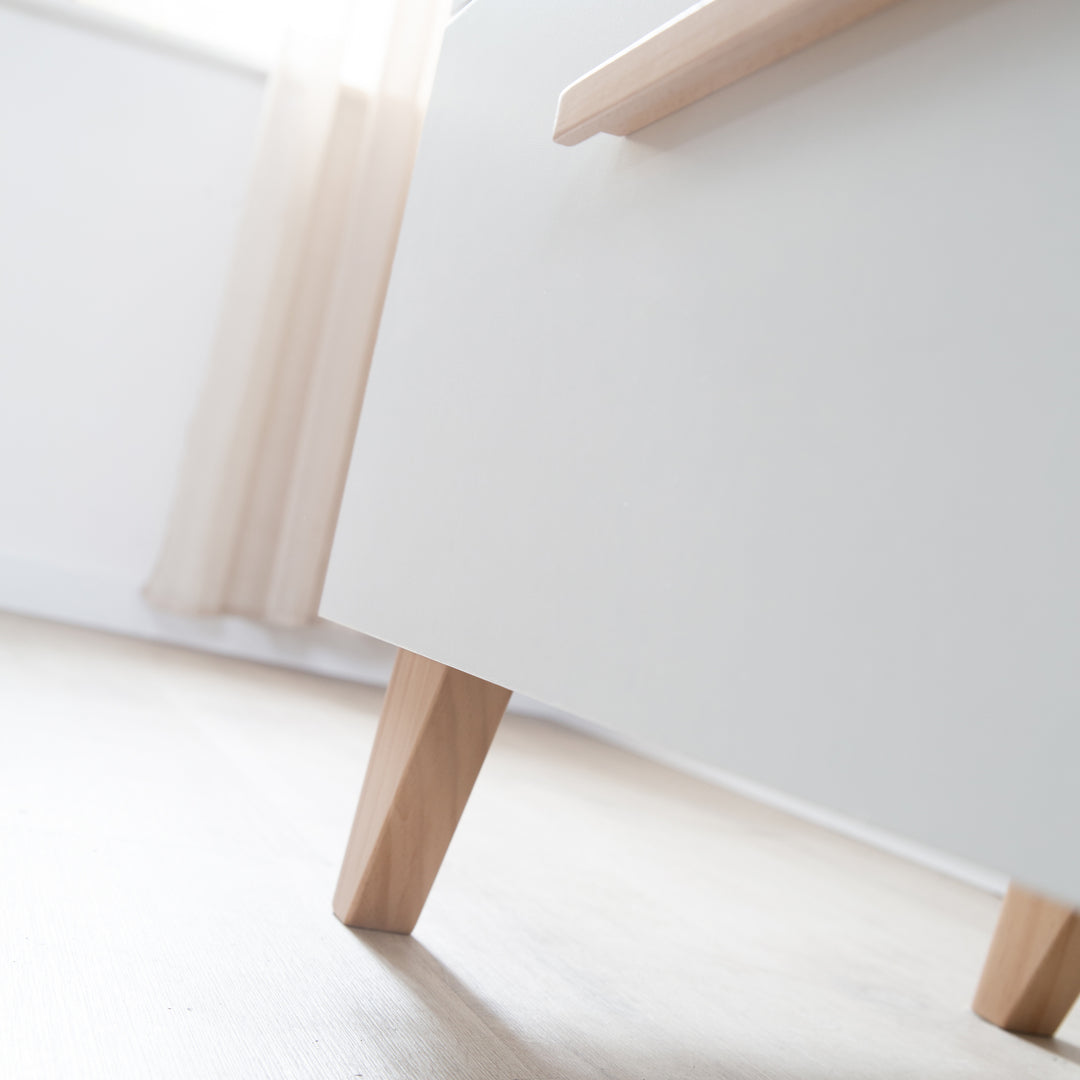 Room Set 'Leon' 3-Piece - Convertible Cot Bed 70x140 + Chest of Drawers + Cabinet 2,5-Door - White / Oak – Detail Image (17/27)