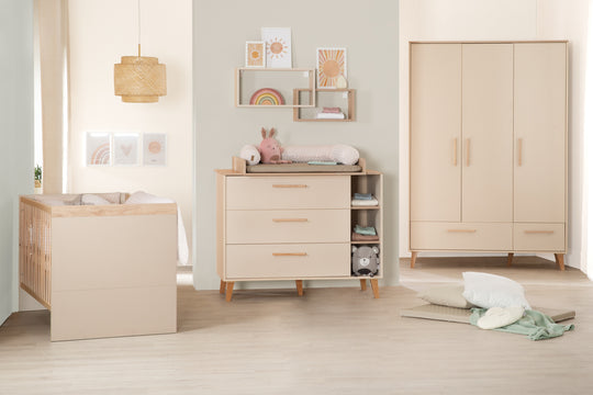 Habitación de bebé 'Jil' 3piezas - Cuna de barrotes + cómoda para bebé + armario - Cashmere / chestnut – Foto especial (1/24)