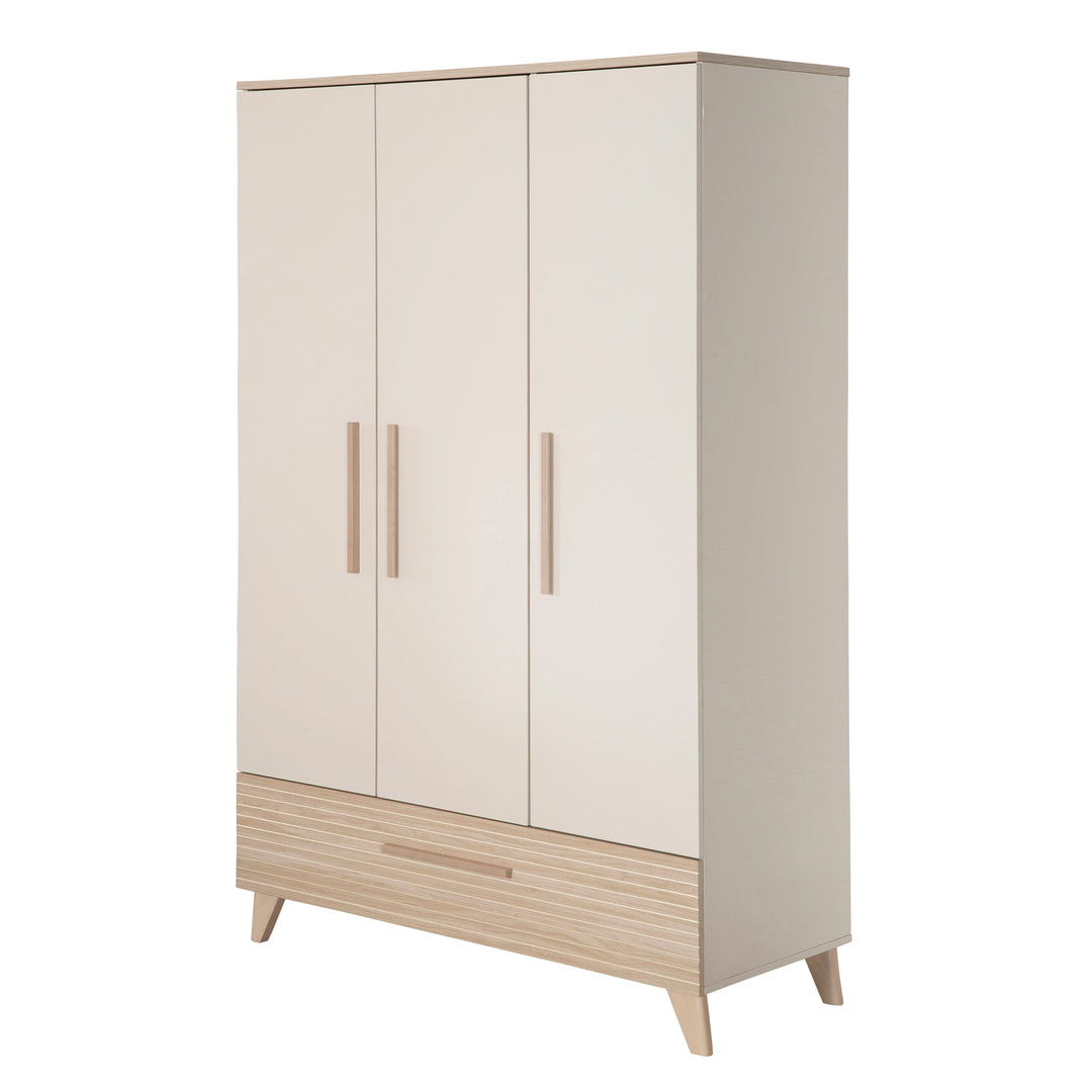 3-türiger Kleiderschrank 'Sidney' in Cashmere/Eiche, freigestellte Ansicht schräg von vorne