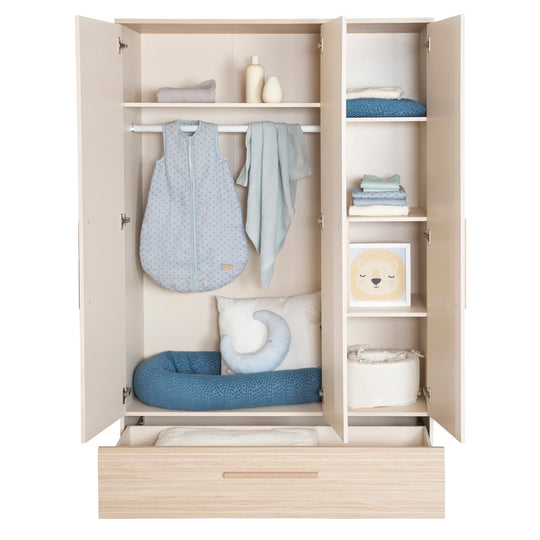 Kleiderschrank 'Sidney' mit geöffneten Türen: Kleiderstange, Ablagefächer und Schublade mit Babyaccessoires