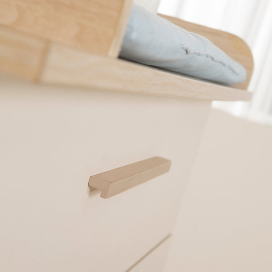 Detailaufnahme des Massivholzgriffs der Wickelkommode 'Sidney'