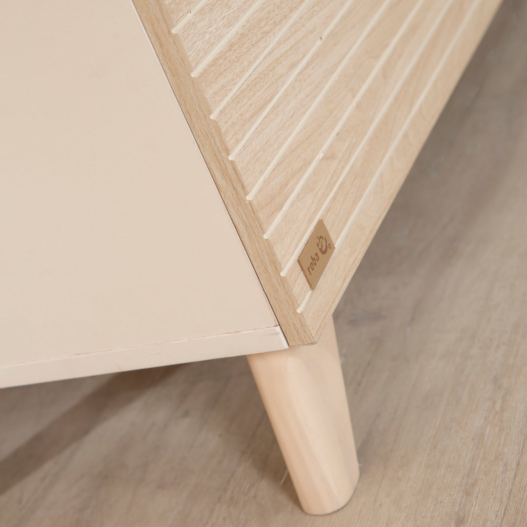 Detailaufnahme des gerillten Eichendekors und des gedrechselten Holzfußes am Möbel-Set 'Sidney'