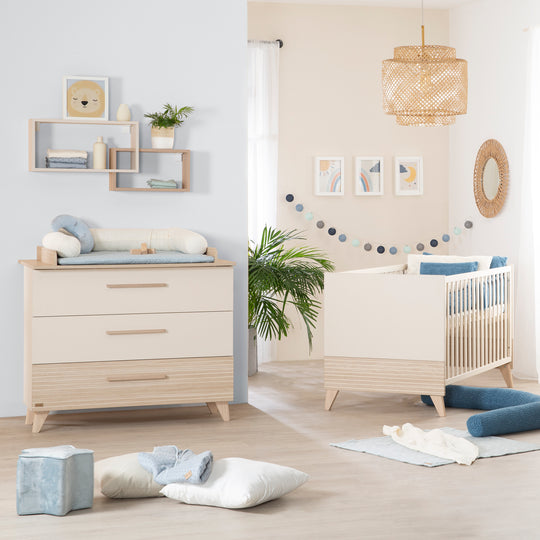 Set de muebles 'Sidney' 2piezas - Cama infantil 70x140 cm + cómoda cambiador - Cashmere / roble decorado – Foto ambientada (1/20)