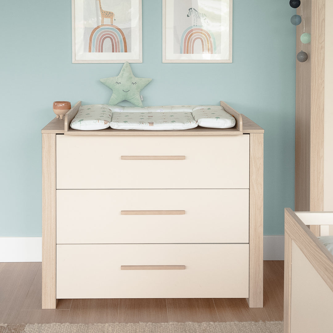 Furniture Set 'Momo' 2-Piece - Children's Bed 70x140 + Changing Table - Cashmere / Tristan Oak – Lifestyle Image (4/15)