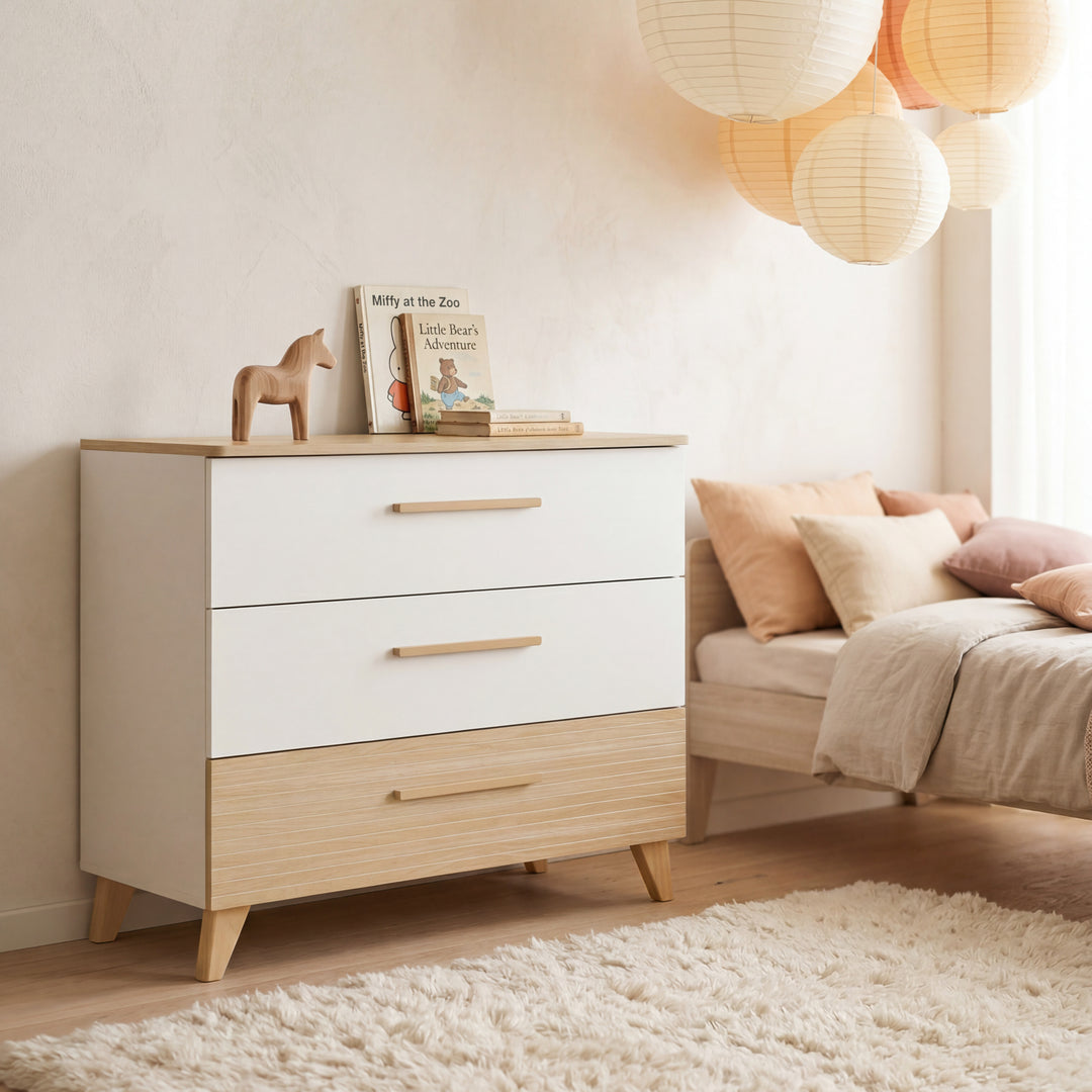 Furniture Set 'Theo' 2-Piece - Umbaubares Baby Cot 70x140 + Changing Table - White / Oak – Lifestyle Image (30/36)