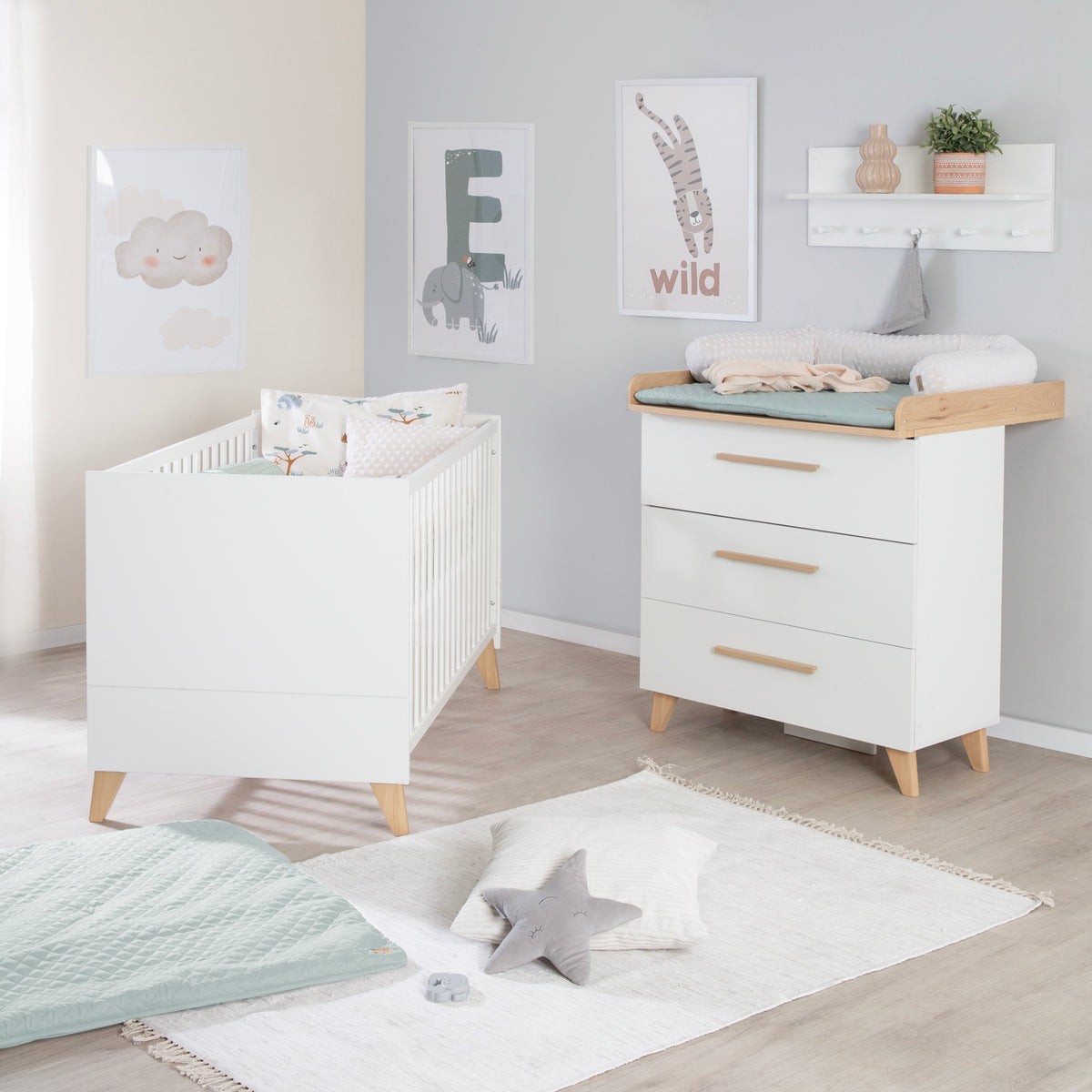 Ensemble de mobilier 'Leon' 2pièces - Lit combiné 70x140 cm & commode à langer - Blanc / othello chêne – Photo d'ambiance (1/18)