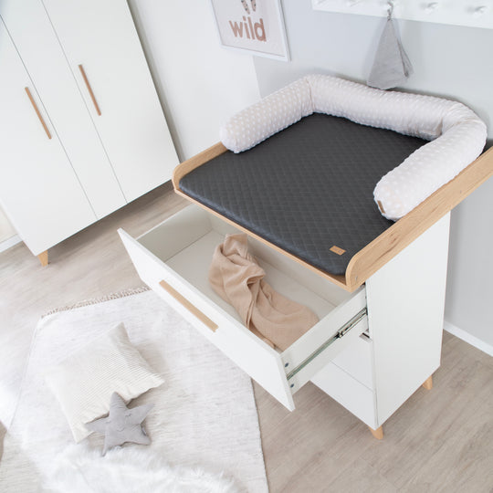 Furniture Set 'Leon' 2-Piece - Convertible Cot Bed 70x140 cm & Changing Table - White / Othello Oak – Lifestyle Image (8/18)