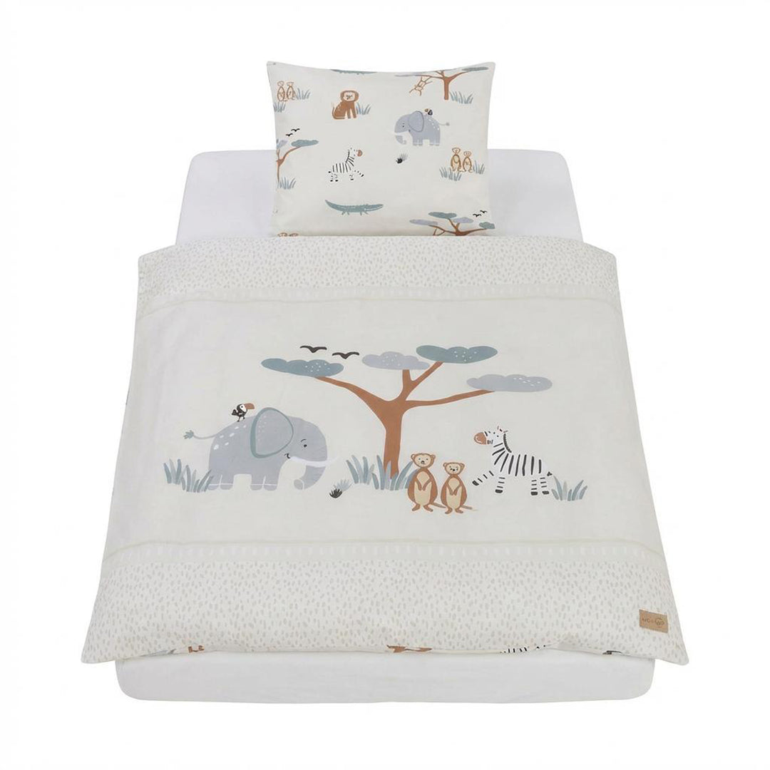 Ropa de cuna "Savanna Friends" de 2 piezas, colocada en la cama – funda de almohada con colorido estampado de animales y funda nórdica con escena de sabana bordada con elefante, árbol, cebra y suricata