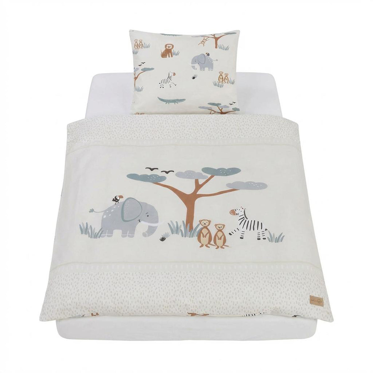 Wiegenbettwäsche "Savanna Friends" 2-teilig, aufgebettet – Kissenbezug mit buntem Tiermuster und Bettdecke mit bestickter Savannen-Szene mit Elefant, Baum, Zebra und Erdmännchen
