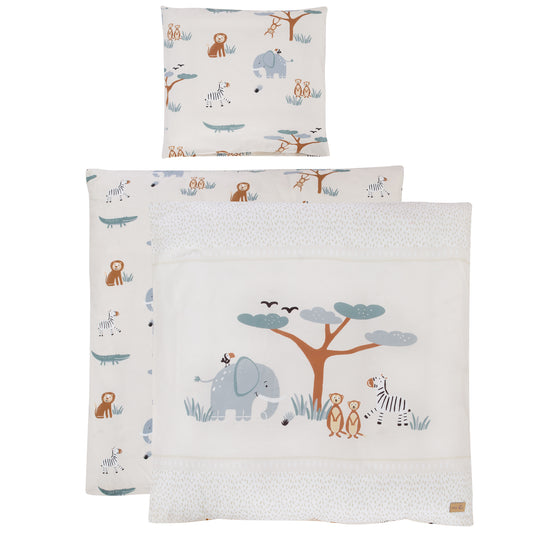 Linge de berceau "Savanna Friends" 2 pièces, étalé à plat – taie d'oreiller à motif animalier coloré allover et housse de couette avec scène de savane brodée avec éléphant, arbre, zèbre et suricate