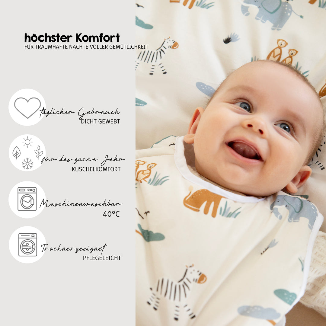 Bébé souriant sur le linge de lit "Savanna Friends", accompagné de la mention "confort optimal pour des nuits de rêve en toute sécurité" avec les avantages produit : tissage dense, douillet et chaud, lavable en machine à 40°C, sèche-linge autorisé