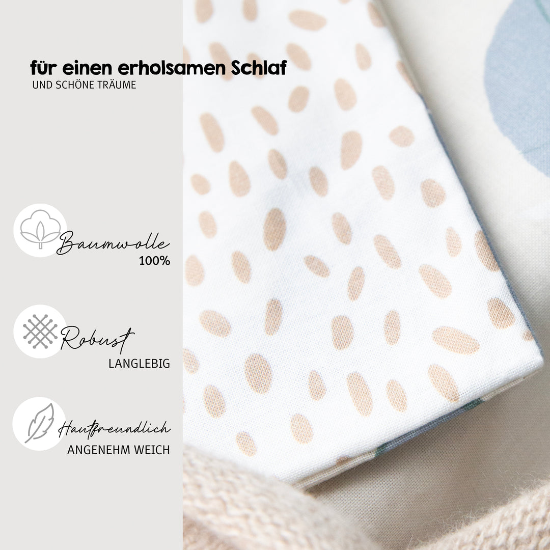 Gros plan sur le tissu à pois du linge de lit "Savanna Friends" avec la mention "pour un sommeil réparateur et de doux rêves" ainsi que les avantages produit : 100% coton, robuste et durable, doux pour la peau et agréablement moelleux