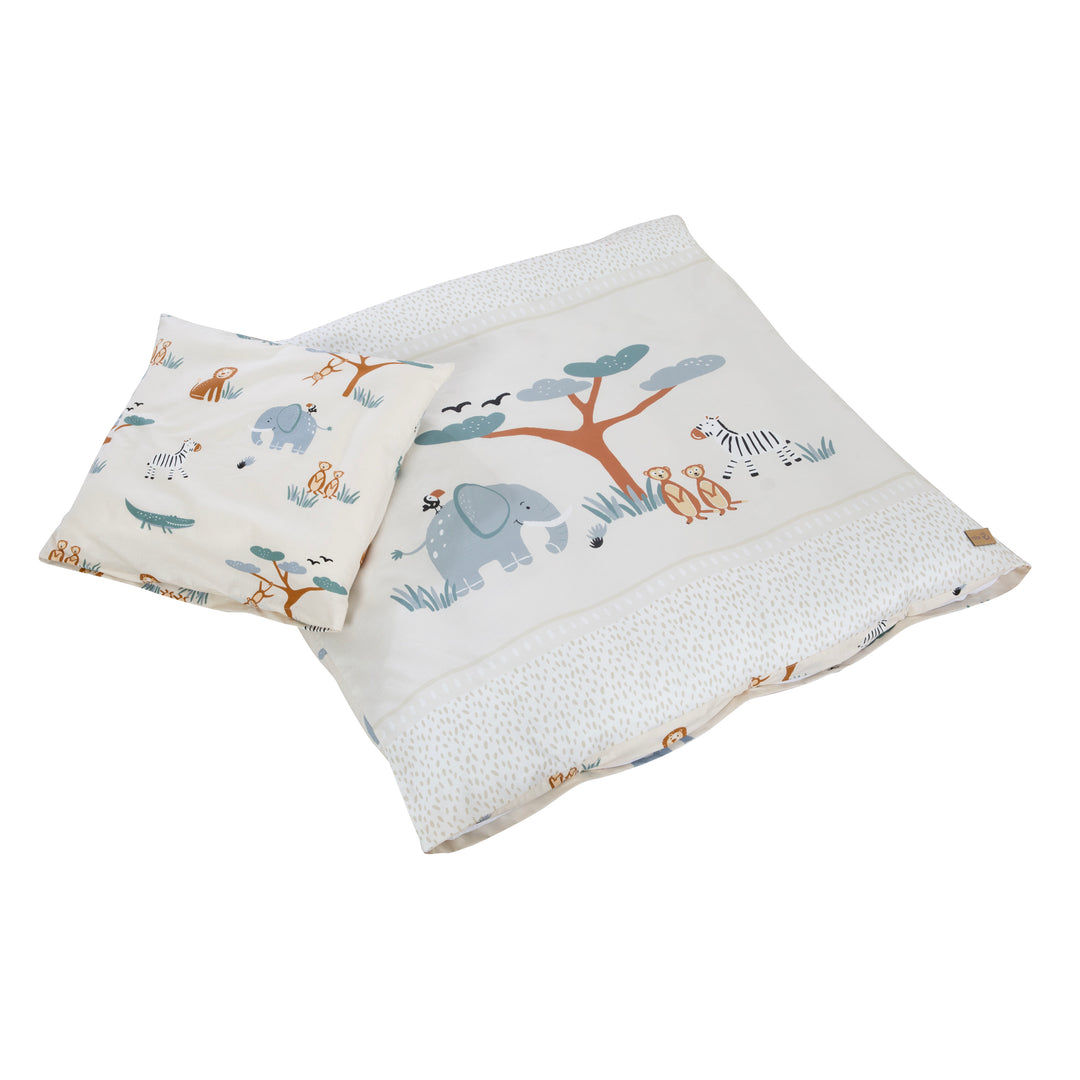 Linge de berceau 2 pièces "Savanna Friends" composé d'une taie d'oreiller et d'une housse de couette, plié – scène de savane brodée avec éléphant, arbre, zèbre, suricate et lion sur tissu crème à pois