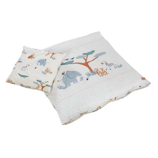 Linge de berceau 2 pièces "Savanna Friends" composé d'une taie d'oreiller et d'une housse de couette, plié – scène de savane brodée avec éléphant, arbre, zèbre, suricate et lion sur tissu crème à pois