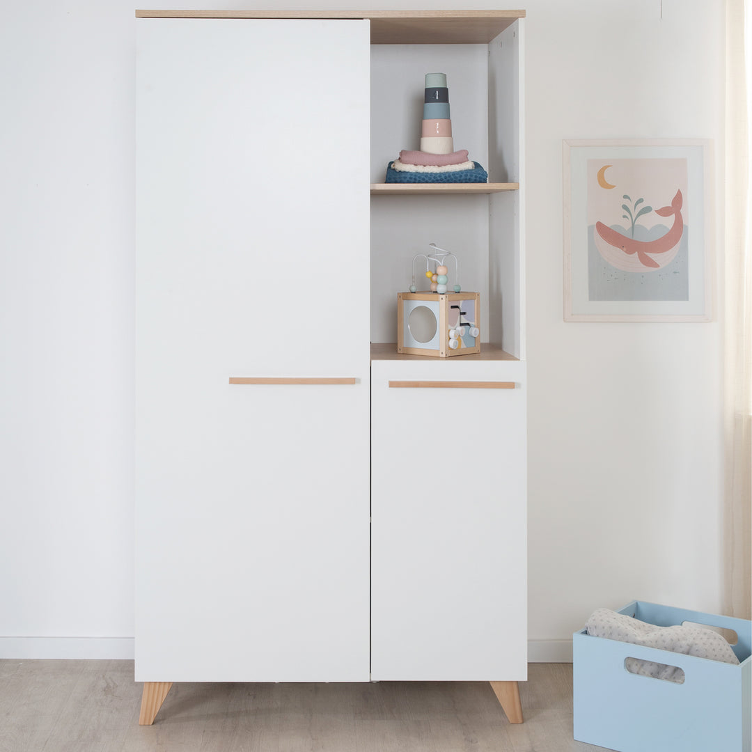 Armoire enfant 2portes 'Leon' - Poignées + pieds en bois massif - Blanc / othello chêne – Photo d'ambiance (2/9)