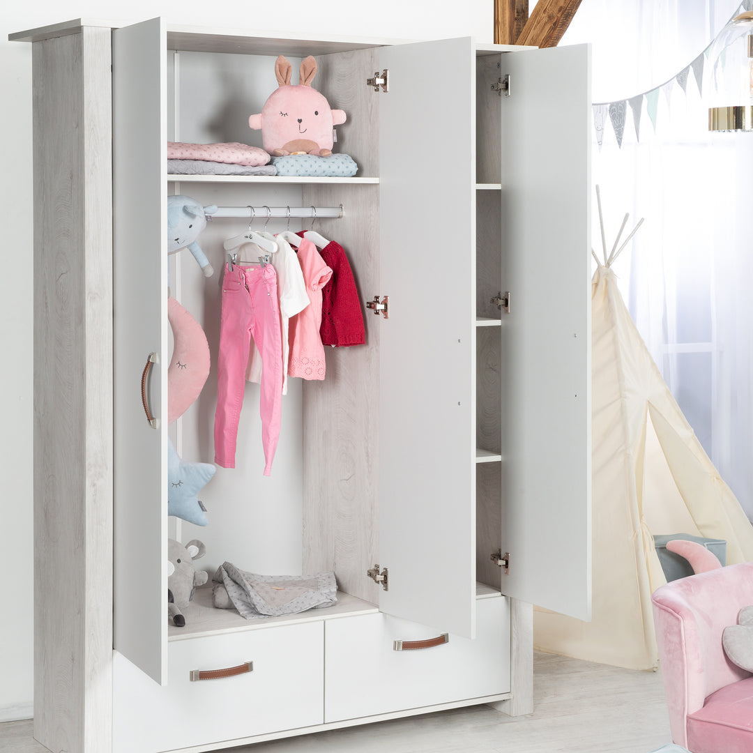 Kleiderschrank 'Mila', 3 Türen, 2 Schubladen, Soft Close-Technik, Drehtürenschrank, grau/weiß – Milieubild (3/8)