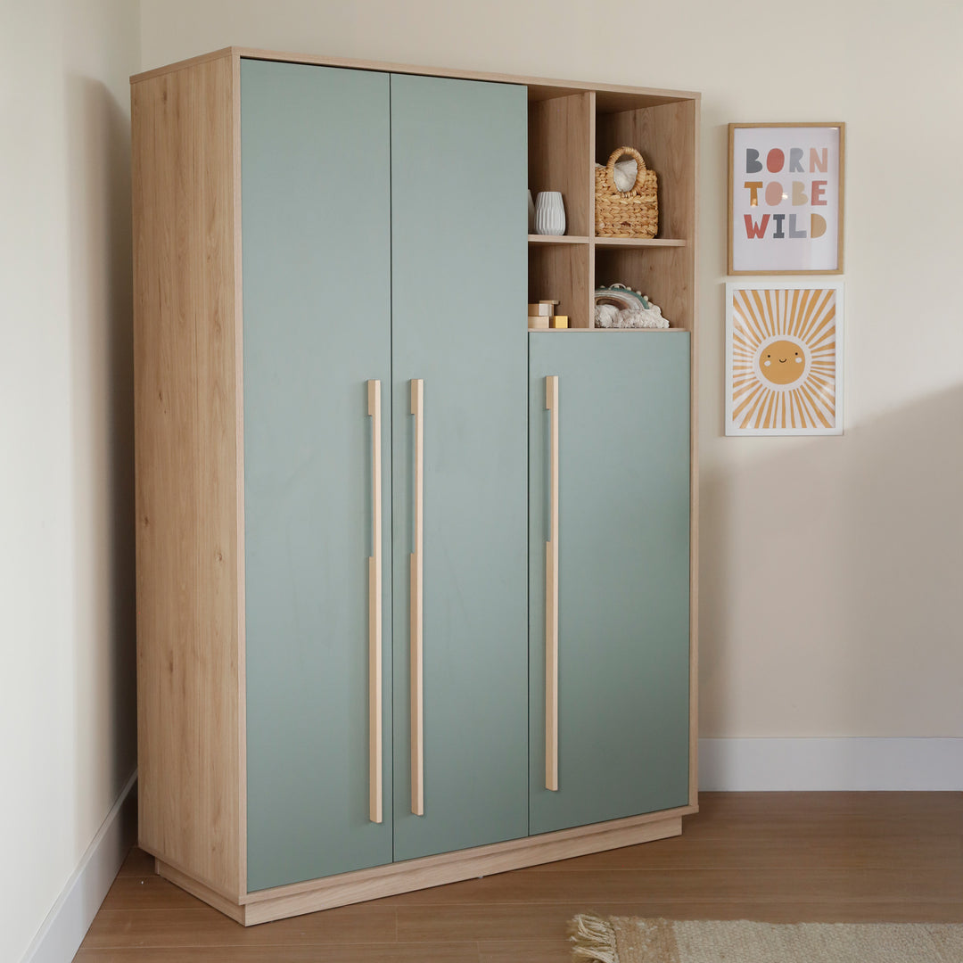 Wardrobe 'Selva' 3-Door with Open Compartment - Soft-Close - Reed Green / Virginia Chestnut – Lifestyle Image (8/8)