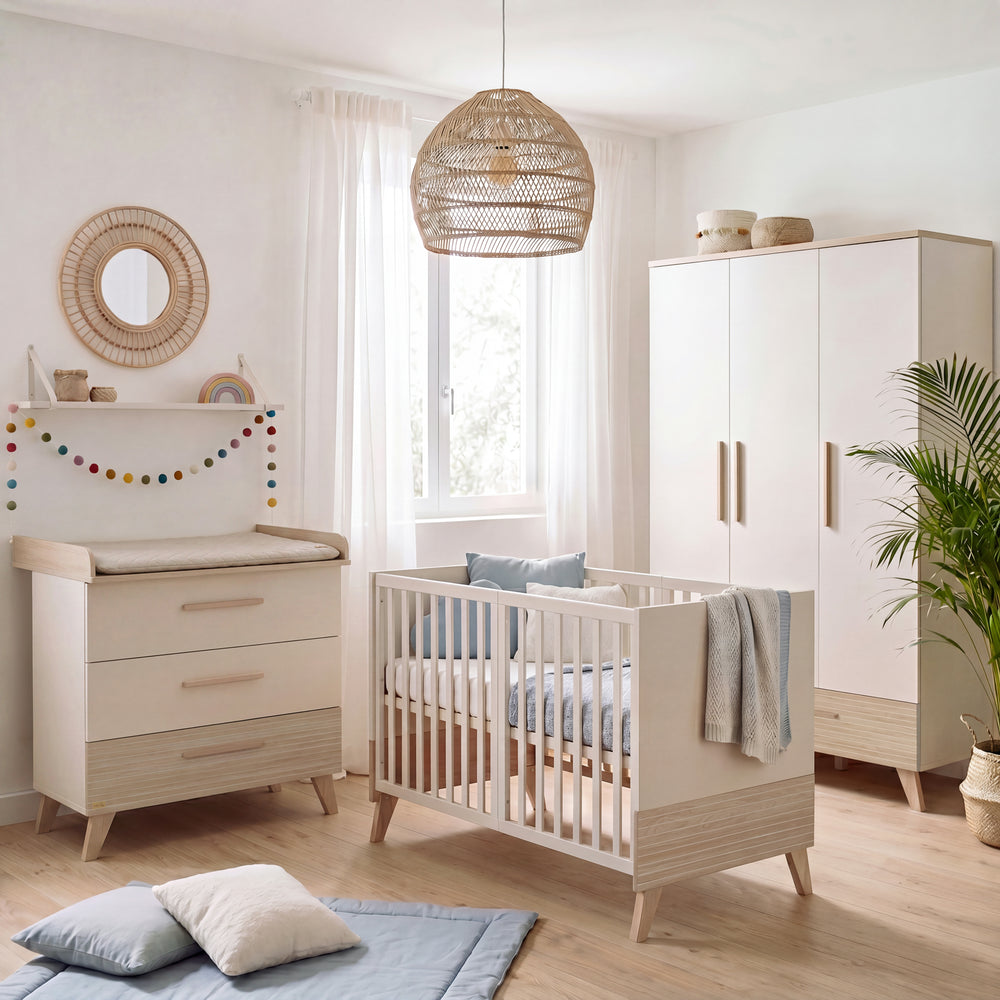 Kinderzimmer im Skandi-Stil mit roba Wickelkommode 'Sidney' schmal neben Gitterbett, 3-türigem Kleiderschrank und Rattan-Hängeleuchte – Milieubild (4/12)