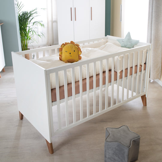 Convertible Cot Bed 'Ole' 70 x 140 cm - Verstell-/ Convertible - Incl. 3 Drop-Down Slats – Lifestyle Image (2/10)