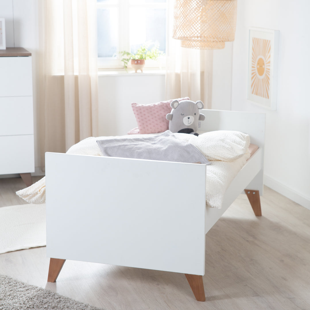 Convertible Cot Bed 'Ole' 70 x 140 cm - Verstell-/ Convertible - Incl. 3 Drop-Down Slats – Lifestyle Image (4/10)