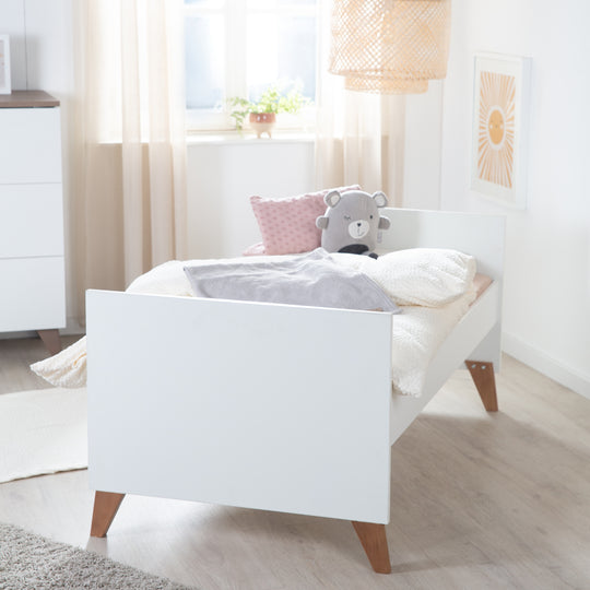 Convertible Cot Bed 'Ole' 70 x 140 cm - Verstell-/ Convertible - Incl. 3 Drop-Down Slats – Lifestyle Image (4/10)
