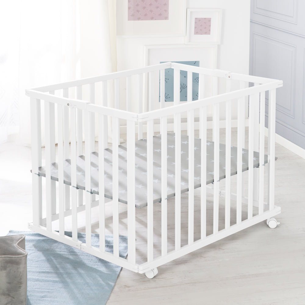Parc pliant 75x100 blanc + réducteur little stars - Réglable en hauteur - Avec roulettes – Photo d'ambiance (2/12)