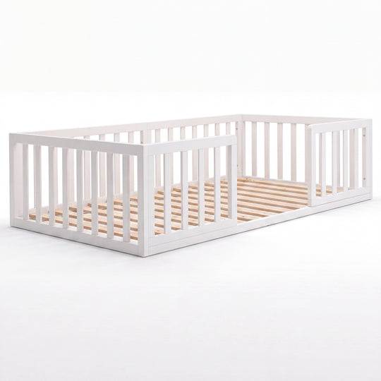 Structure de lit bas laquée blanc, en bois, avec sommier à lattes et barrière de protection, sans matelas. Entièrement généré par IA