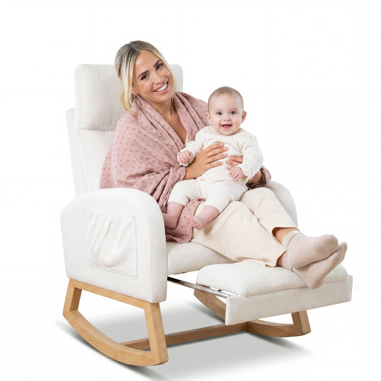 Relaxsessel in Beige mit ausgezogener Fußstütze vor weißem Hintergrund: Eine lächelnde Frau mit rosa gemustertem Tuch hält ein lachendes Baby auf dem Schoß.