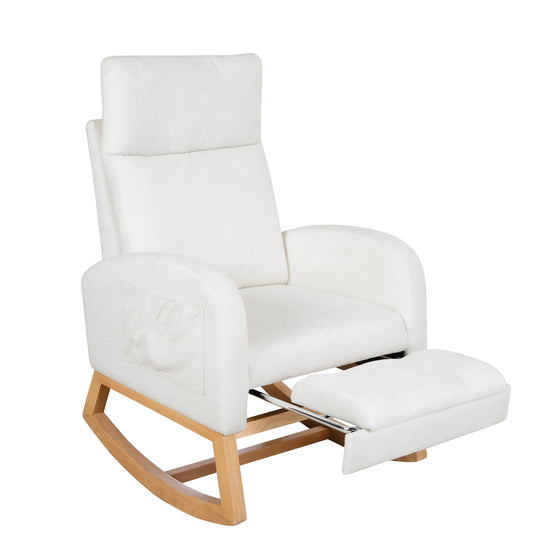 Freisteller des Relaxsessels in Beige mit Chenille-Bezug und ausgezogener Fußstütze, Ansicht schräg von vorne vor weißem Hintergrund.