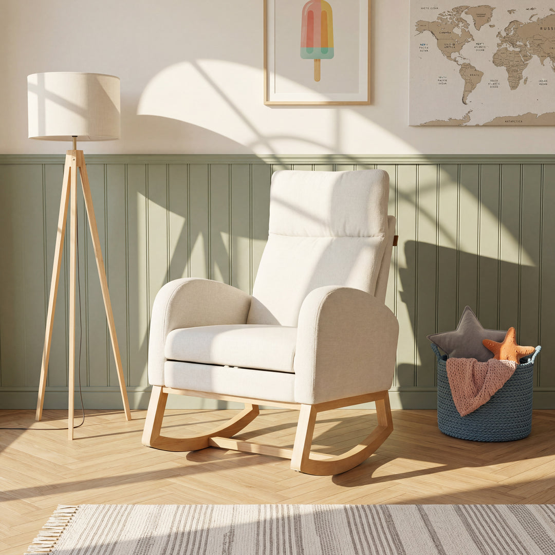 Lifestyle-Bild: Relaxsessel in Beige mit eingeklapptem Fußteil in einem Kinderzimmer mit salbeigrüner Wandvertäfelung, Stehlampe, gerahmtem Eis-Poster, Weltkarten-Poster und blauem Strickkorb.