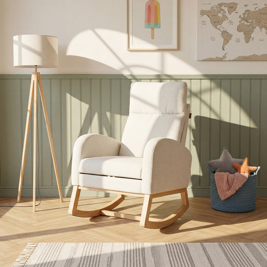Lifestyle-Bild: Relaxsessel in Beige mit eingeklapptem Fußteil in einem Kinderzimmer mit salbeigrüner Wandvertäfelung, Stehlampe, gerahmtem Eis-Poster, Weltkarten-Poster und blauem Strickkorb.
