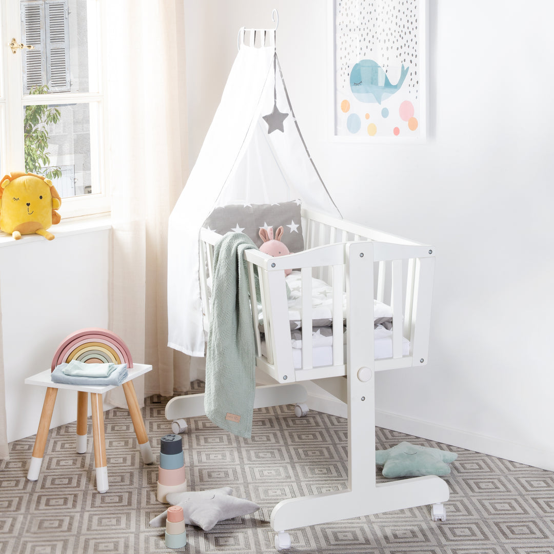Komplettwiegenset "Little Stars" inkl. textiler Ausstattung in Weiß / Grau – Milieubild (4/7)