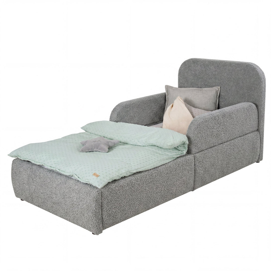 Cama infantil gris de bouclé con protección anticaídas, cabecero y ropa de cama color menta, imagen recortada.