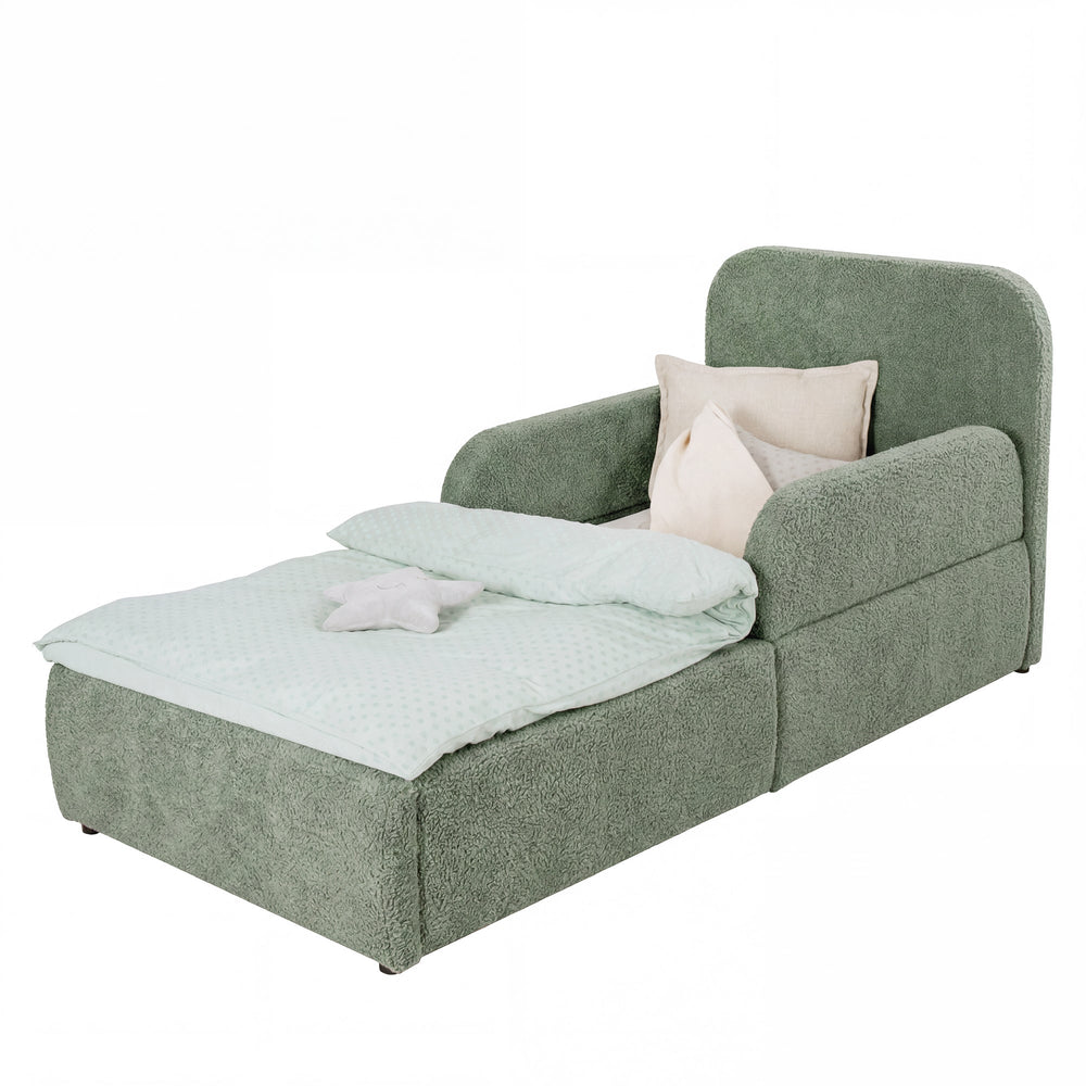Cama infantil verde de bouclé con protección anticaídas, cabecero y ropa de cama color menta, imagen recortada.