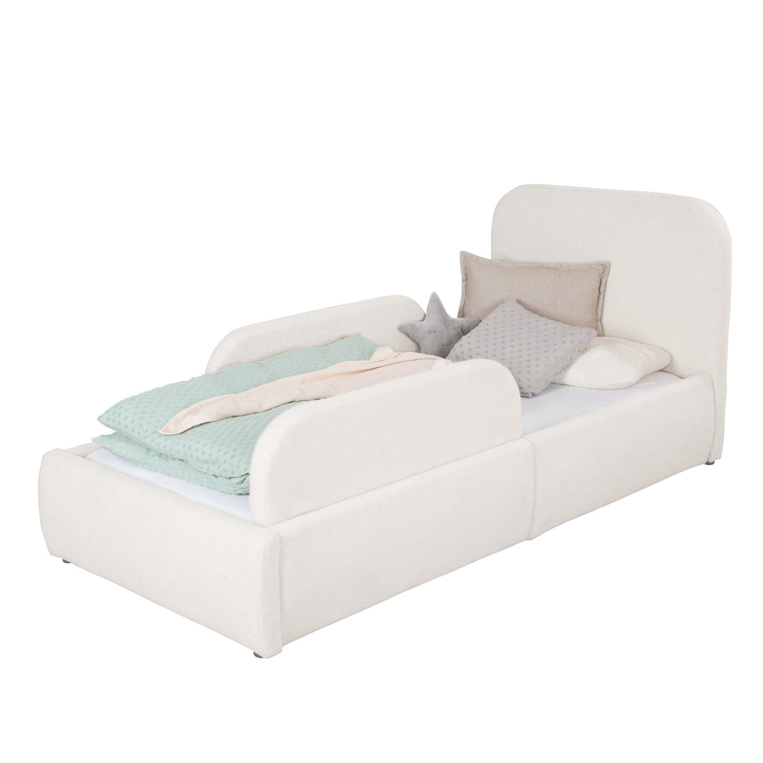 Cama infantil blanca de bouclé con protección anticaídas, ropa de cama color menta, imagen recortada.