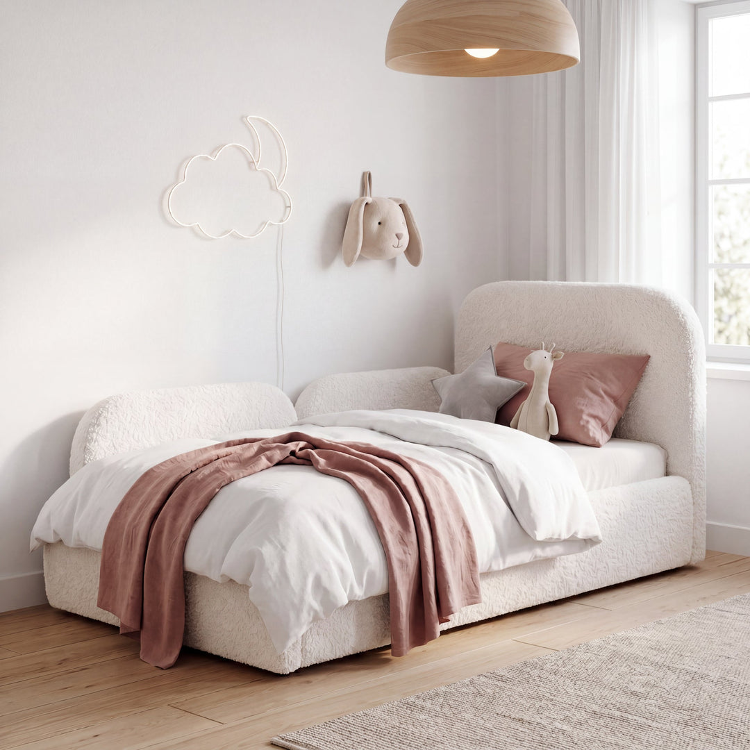 Cama infantil blanca de bouclé con protección anticaídas, peluches y guirnalda de luces de nubes y luna. Generada íntegramente con IA.